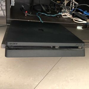 Ps4 slim 1TB